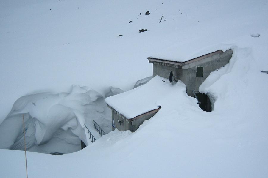 内德雷·贝尔萨马特电厂被雪包围